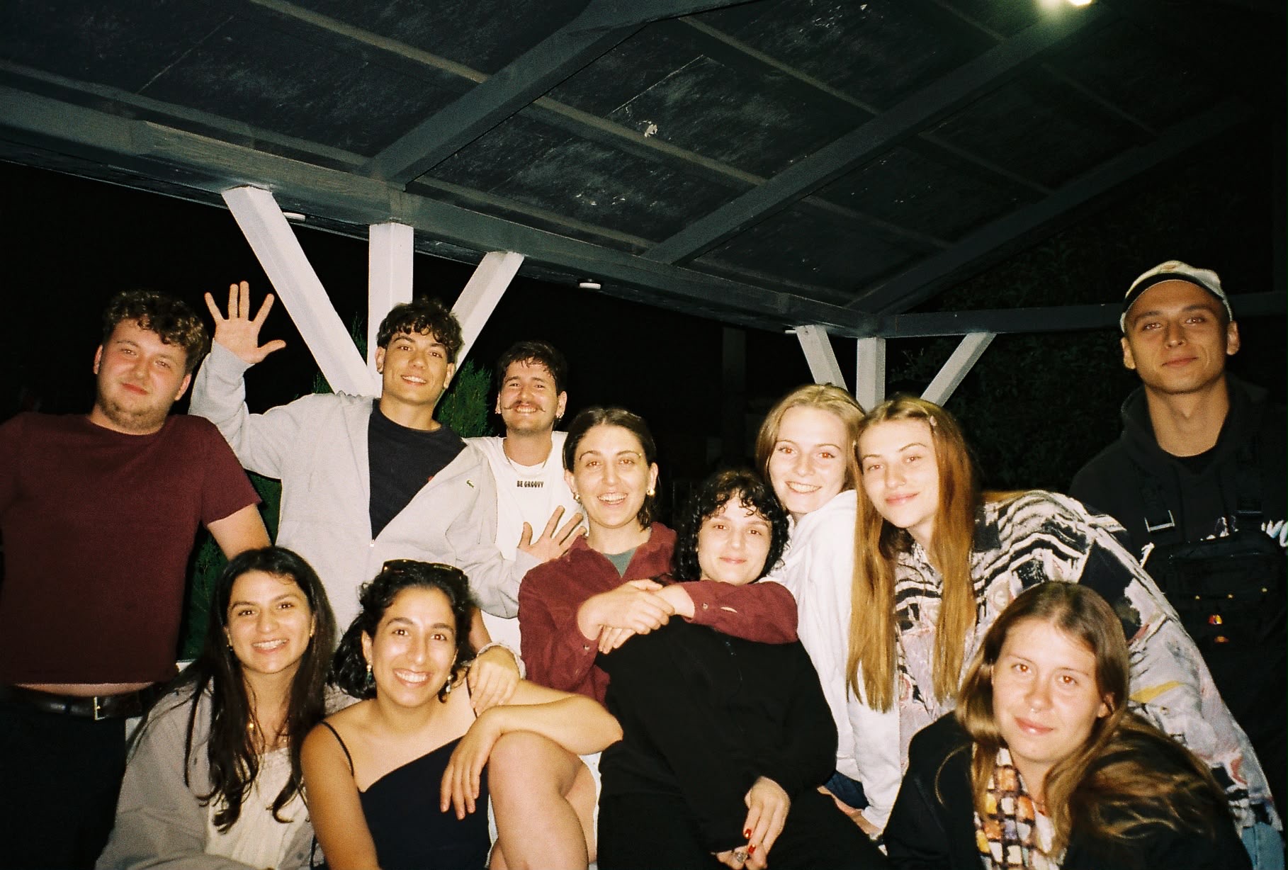 Internationale Gruppe junger Menschen bei einem Erasmus-Projekt